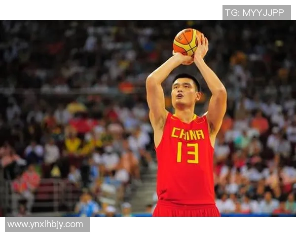 姚明昔日身材瘦弱的成长历程与篮球生涯的辉煌对比