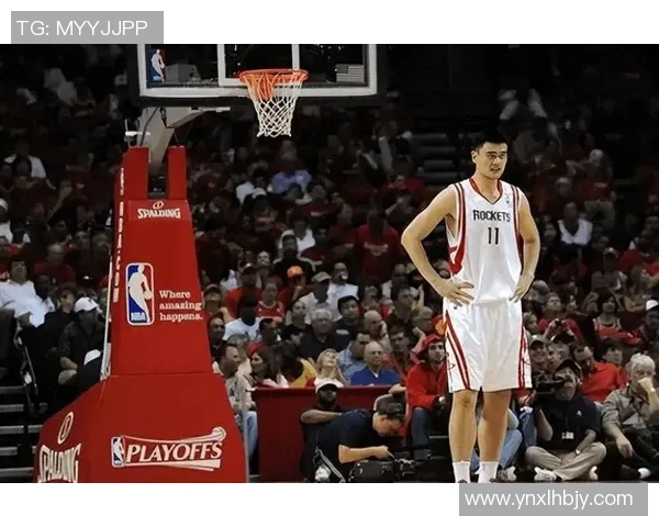 姚明亲自上阵修复篮筐展现篮球精神与坚持不懈的职业态度