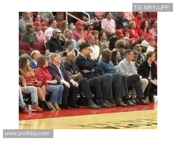 姚明在比赛中十一投的精彩表现引发球迷热议与回忆