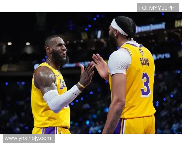 詹姆斯与足球明星的精彩互动视频揭秘球场背后的友谊与激情