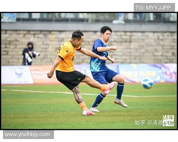 足球明星们齐聚一堂向鸡哥致敬展现友谊与热爱足球的精神