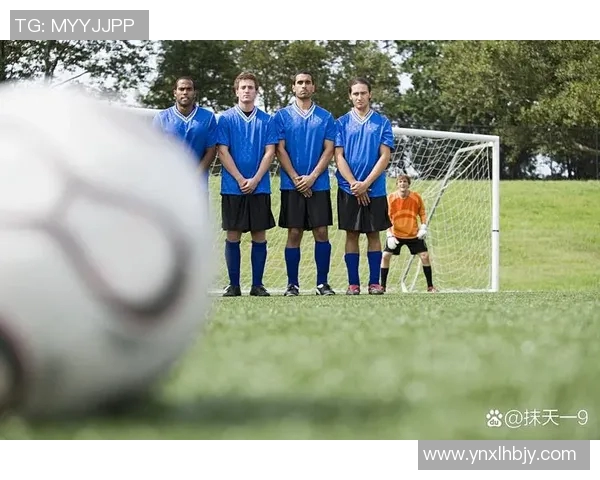 足球传奇老年合照高清展现岁月风采与友谊的永恒魅力