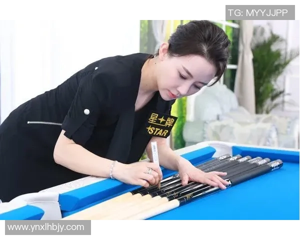 潘晓婷与足球明星亲密合影展现运动魅力与友谊的精彩瞬间